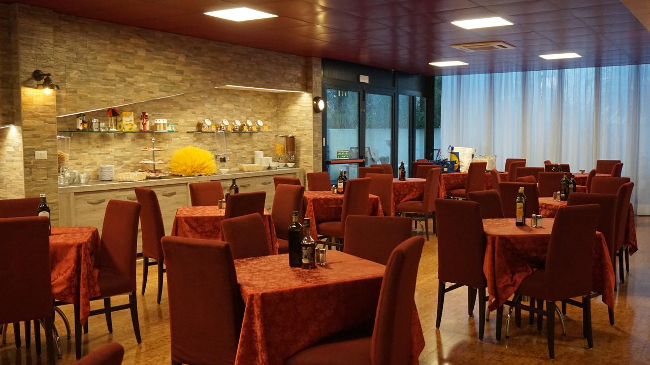 Hotel Blue Marine リニャーノ・サッビアドーロ エクステリア 写真